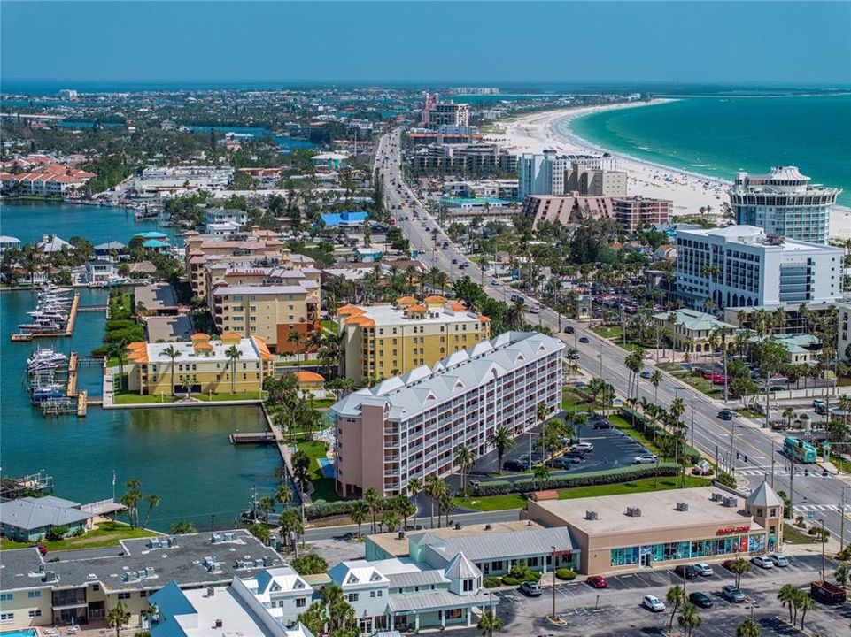 На продажу: $575,000 (2 спален, 2 ванн, 800 Квадратных фут)