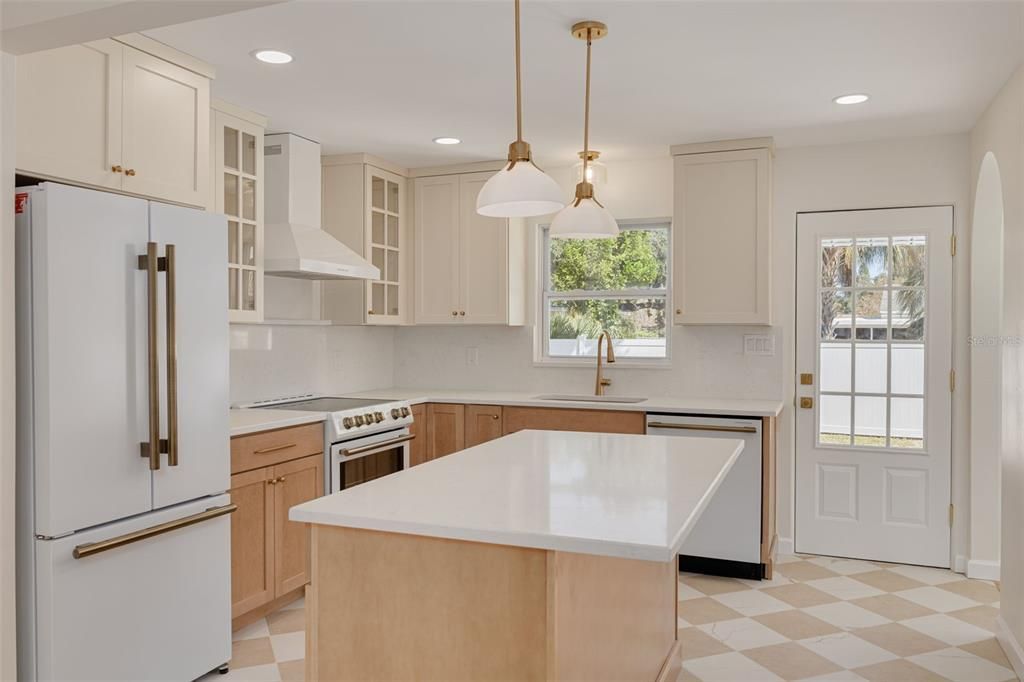 合同活跃: $515,000 (3 贝兹, 2 浴室, 1046 平方英尺)