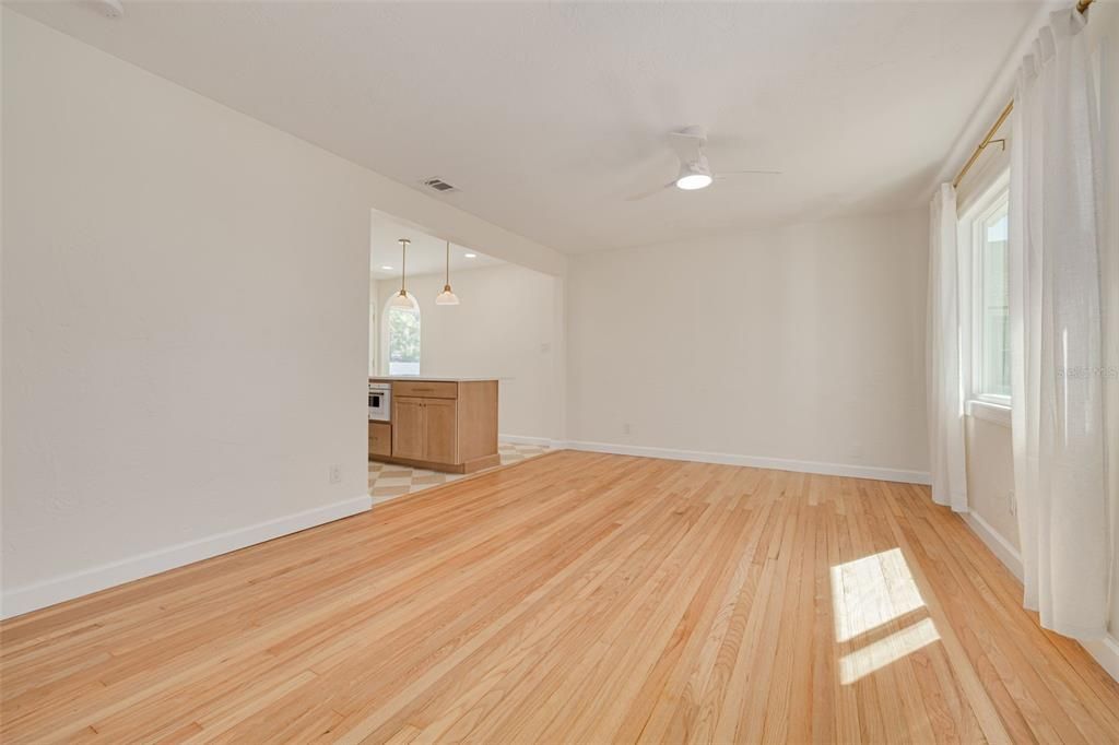 合同活跃: $515,000 (3 贝兹, 2 浴室, 1046 平方英尺)