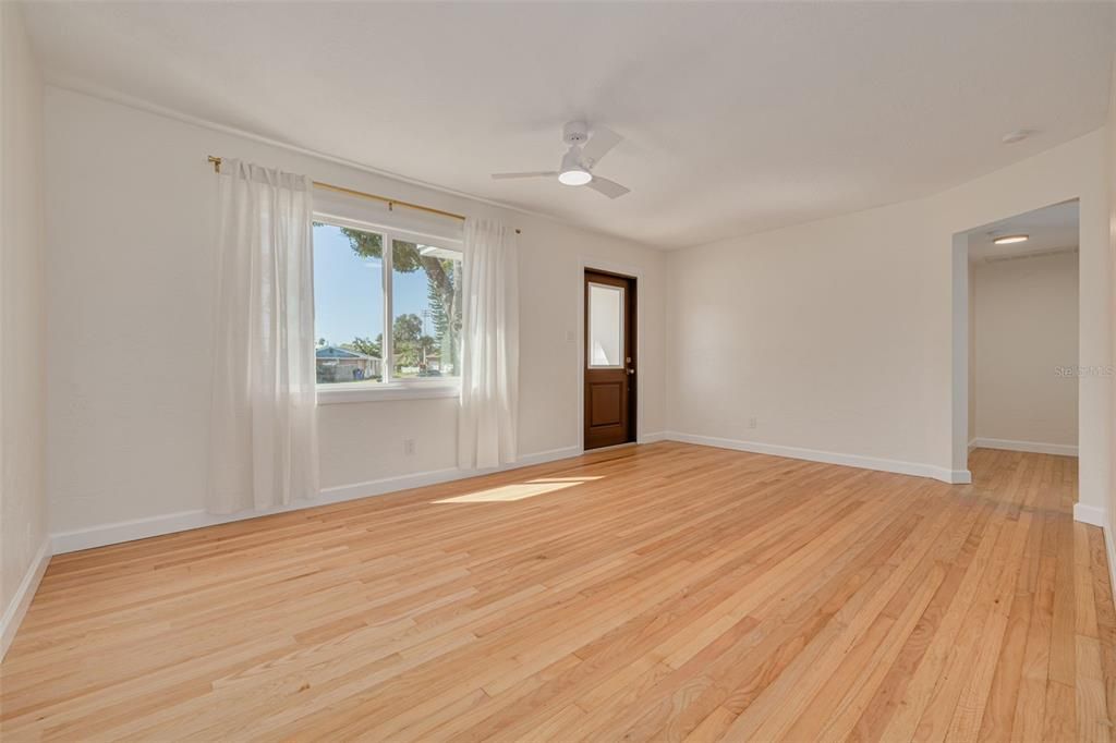 合同活跃: $515,000 (3 贝兹, 2 浴室, 1046 平方英尺)