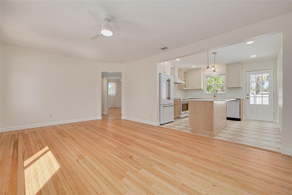 合同活跃: $515,000 (3 贝兹, 2 浴室, 1046 平方英尺)