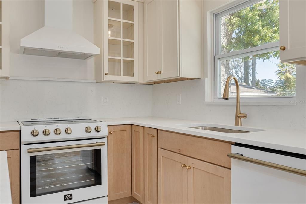 合同活跃: $515,000 (3 贝兹, 2 浴室, 1046 平方英尺)