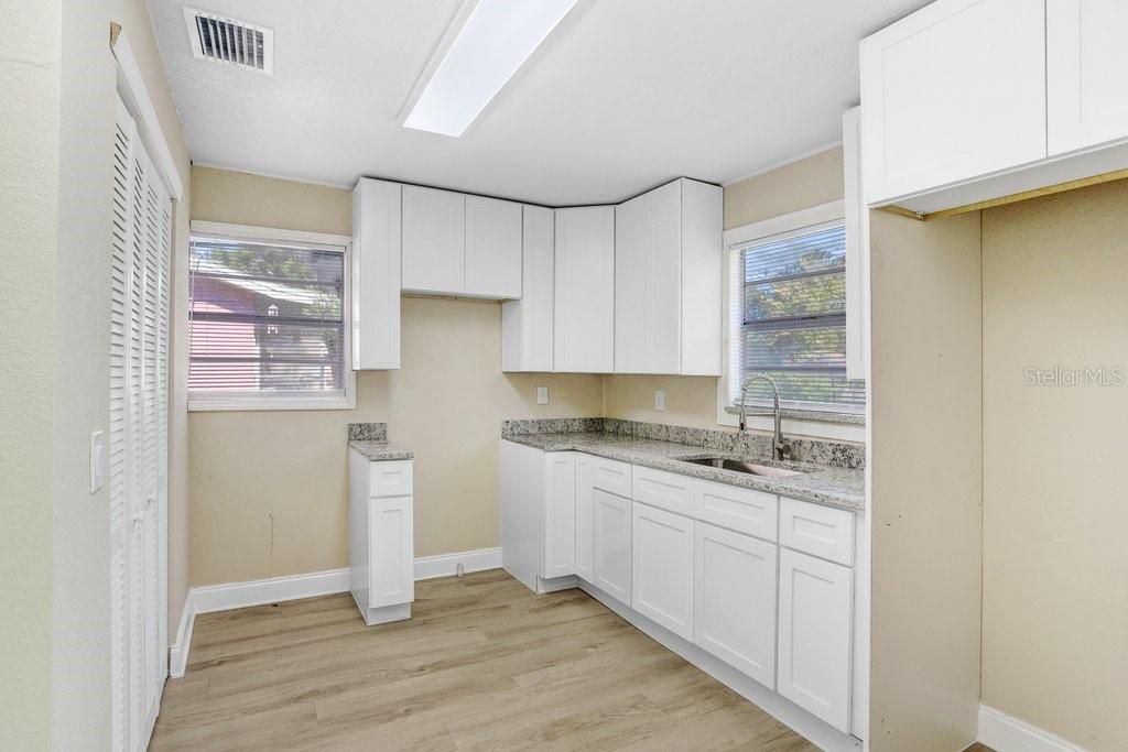 На продажу: $279,000 (3 спален, 1 ванн, 1100 Квадратных фут)