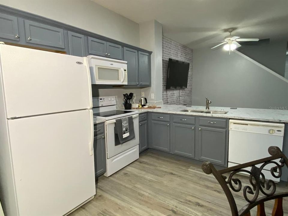 For Rent: $1,900 (3 beds, 3 baths, 1187 Square Feet)