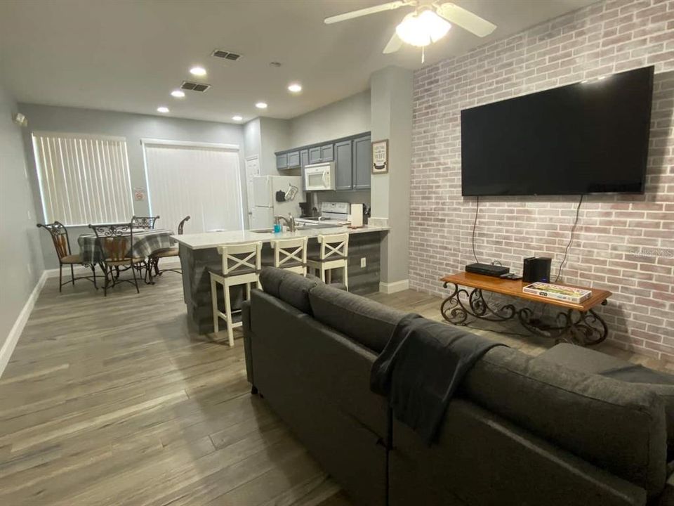 For Rent: $1,900 (3 beds, 3 baths, 1187 Square Feet)