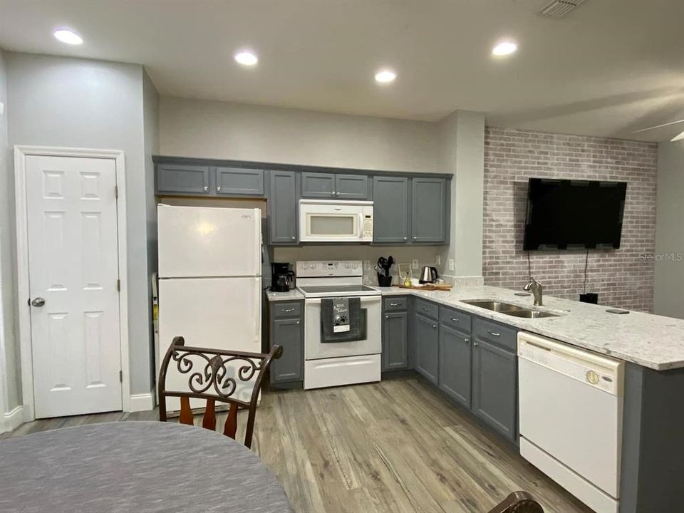 For Rent: $1,900 (3 beds, 3 baths, 1187 Square Feet)