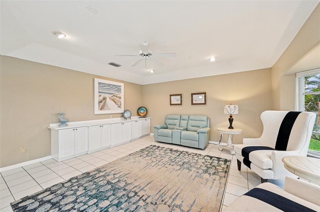 Под контрактом: $497,500 (3 спален, 2 ванн, 2328 Квадратных фут)