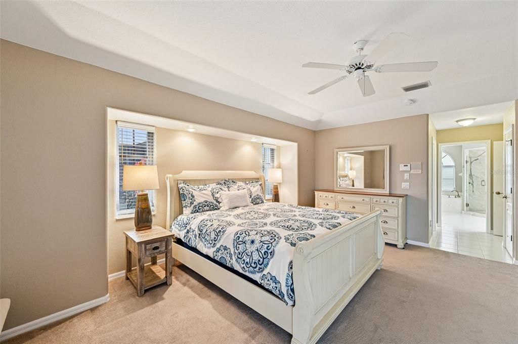 Под контрактом: $497,500 (3 спален, 2 ванн, 2328 Квадратных фут)