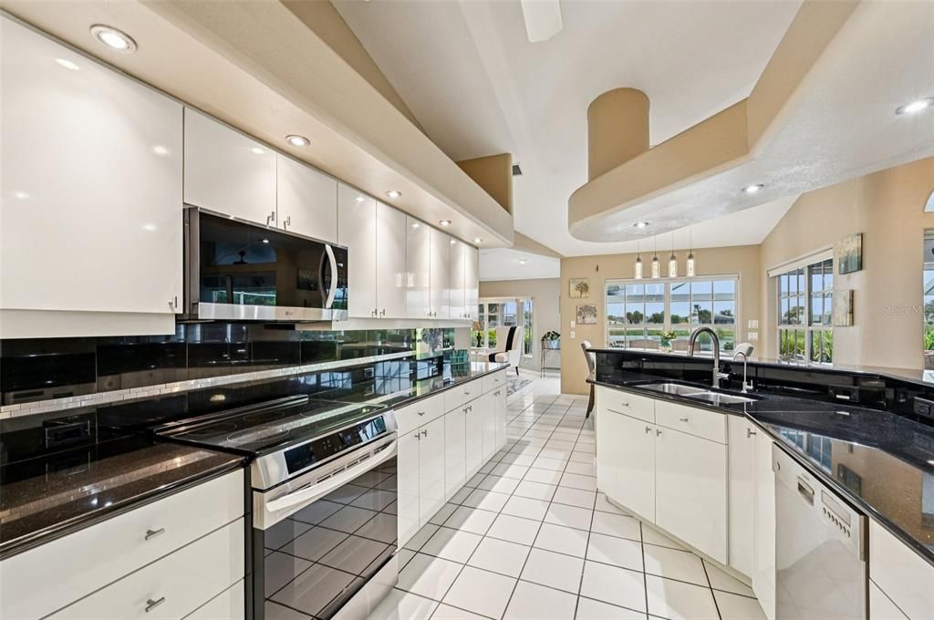 Под контрактом: $497,500 (3 спален, 2 ванн, 2328 Квадратных фут)