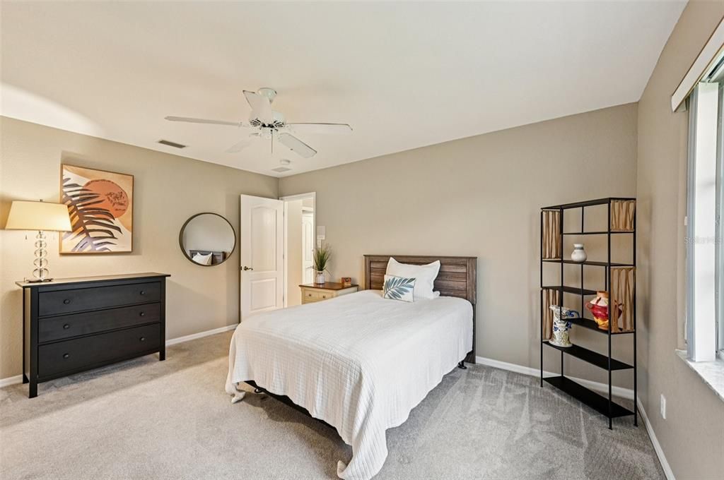 Под контрактом: $497,500 (3 спален, 2 ванн, 2328 Квадратных фут)