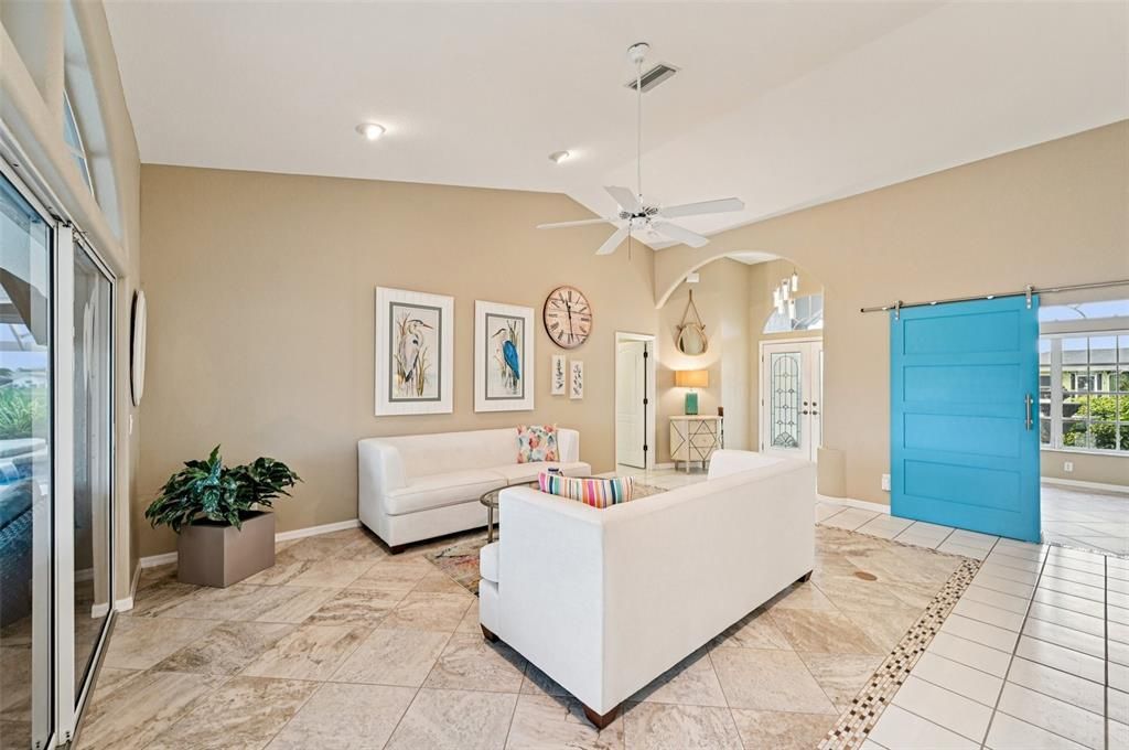 Под контрактом: $497,500 (3 спален, 2 ванн, 2328 Квадратных фут)