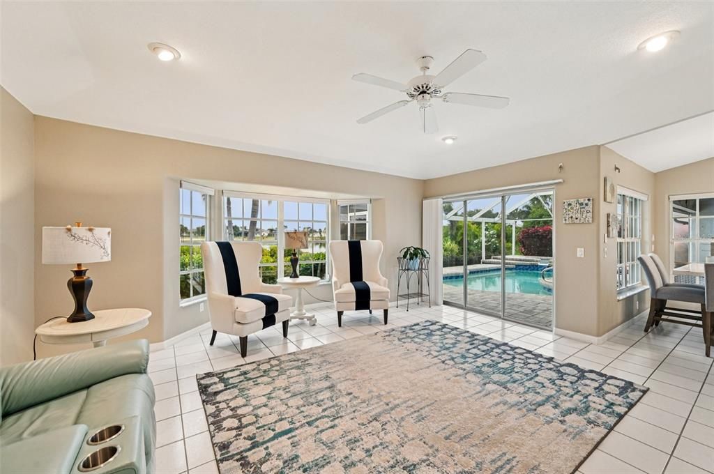 Под контрактом: $497,500 (3 спален, 2 ванн, 2328 Квадратных фут)