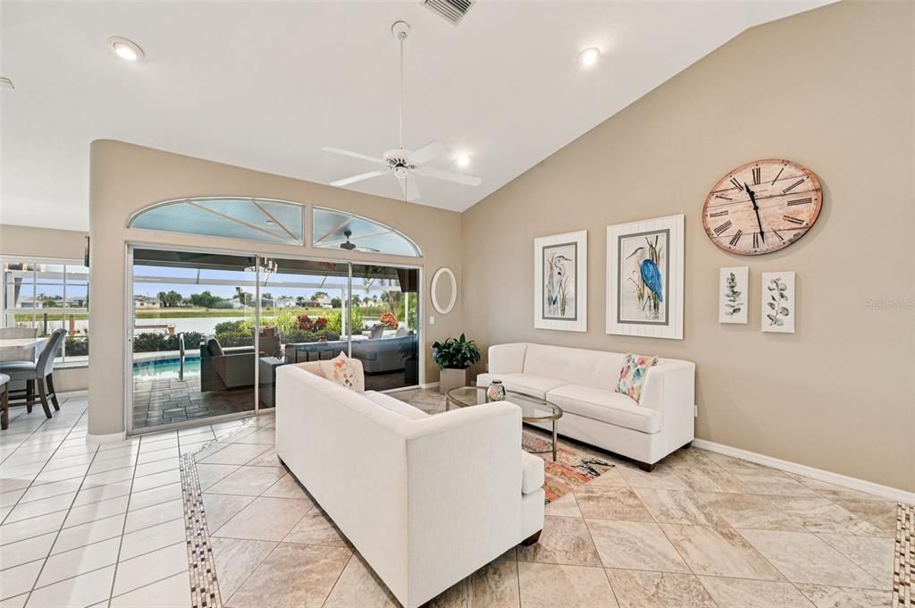 Под контрактом: $497,500 (3 спален, 2 ванн, 2328 Квадратных фут)