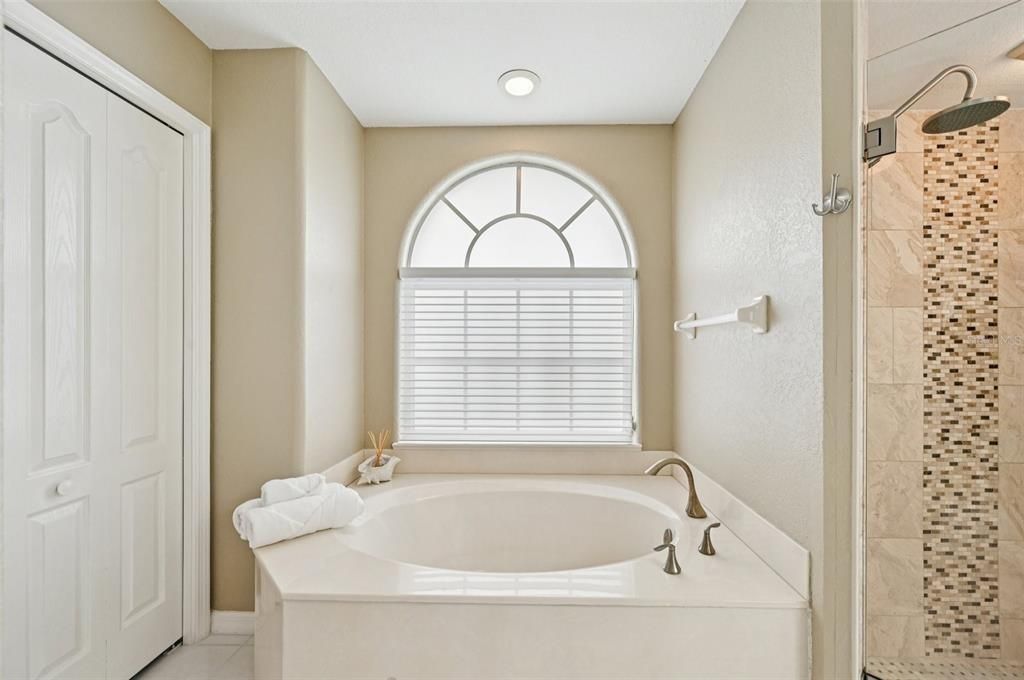 Под контрактом: $497,500 (3 спален, 2 ванн, 2328 Квадратных фут)