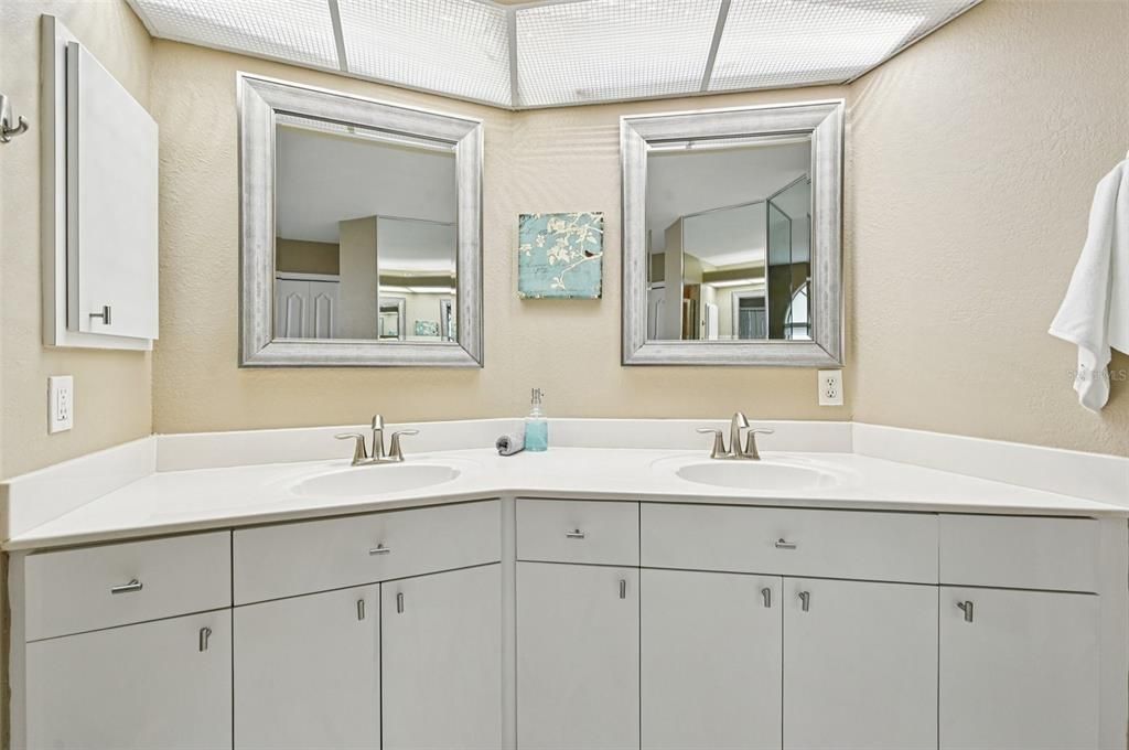 Под контрактом: $497,500 (3 спален, 2 ванн, 2328 Квадратных фут)