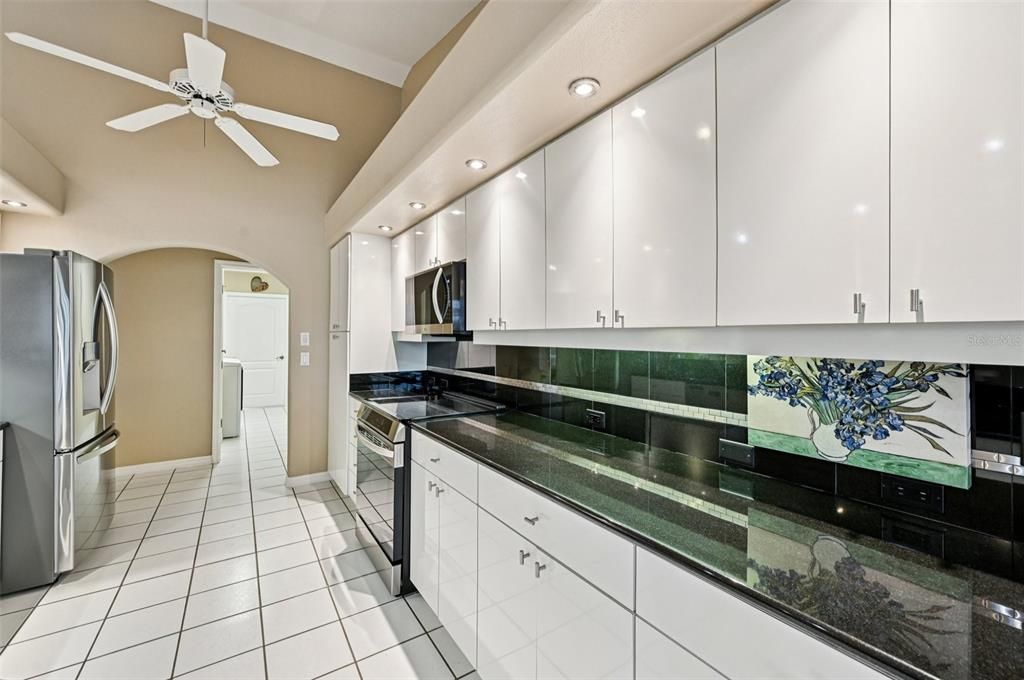 Под контрактом: $497,500 (3 спален, 2 ванн, 2328 Квадратных фут)