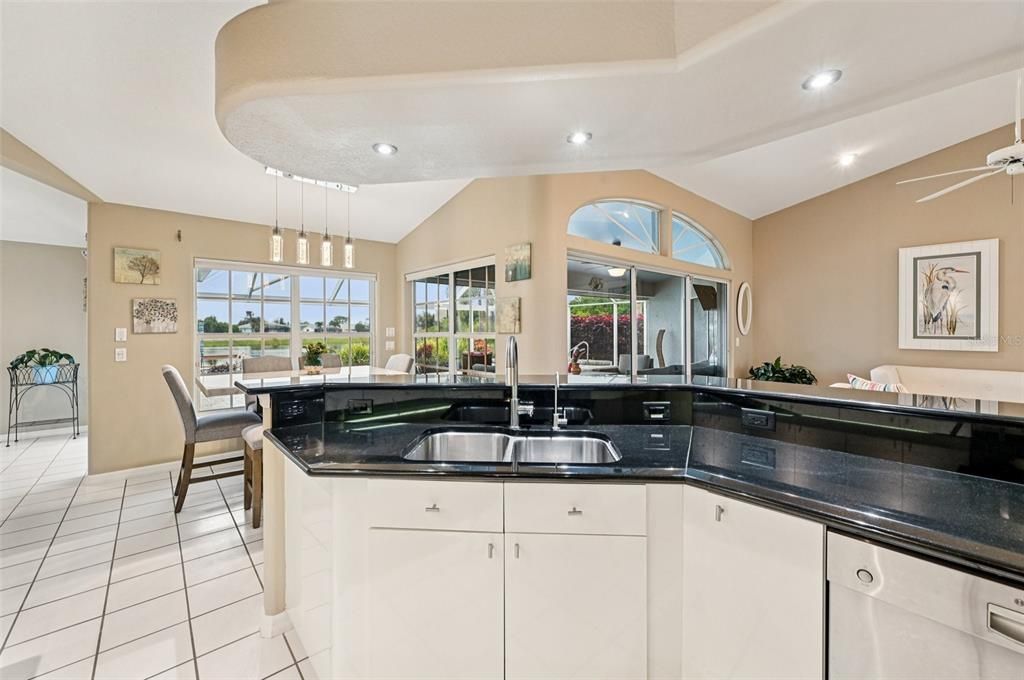 Под контрактом: $497,500 (3 спален, 2 ванн, 2328 Квадратных фут)