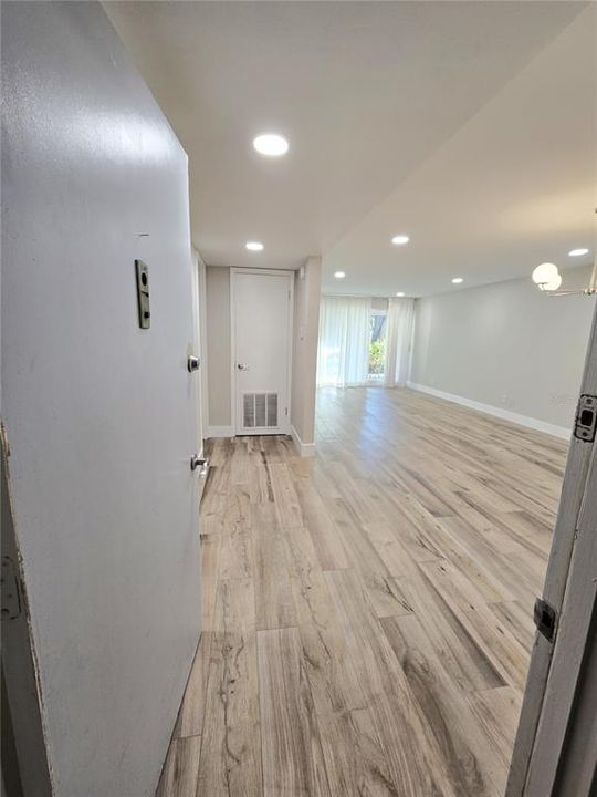 For Sale: $239,900 (1 beds, 1 baths, 728 Square Feet)