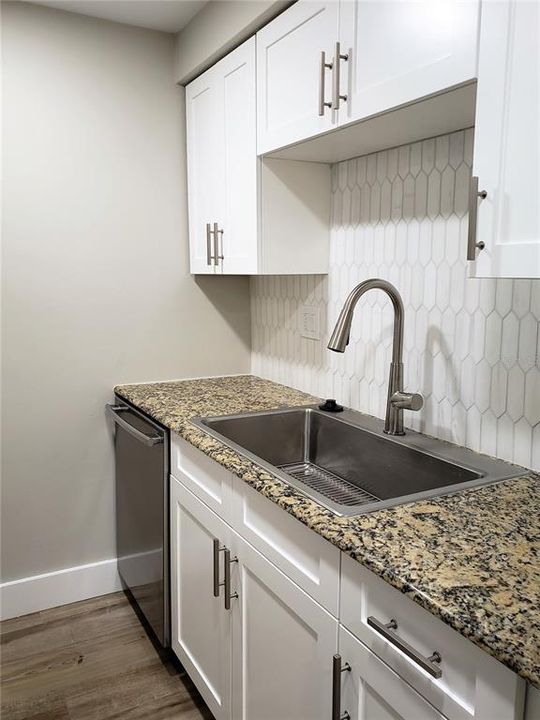 For Sale: $239,900 (1 beds, 1 baths, 728 Square Feet)