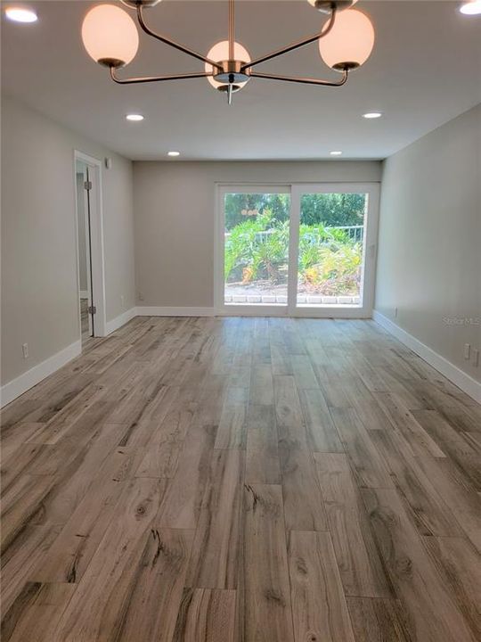 For Sale: $239,900 (1 beds, 1 baths, 728 Square Feet)