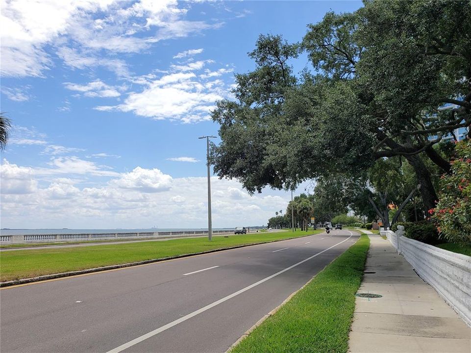 For Sale: $239,900 (1 beds, 1 baths, 728 Square Feet)