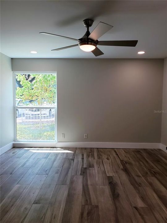 For Sale: $239,900 (1 beds, 1 baths, 728 Square Feet)