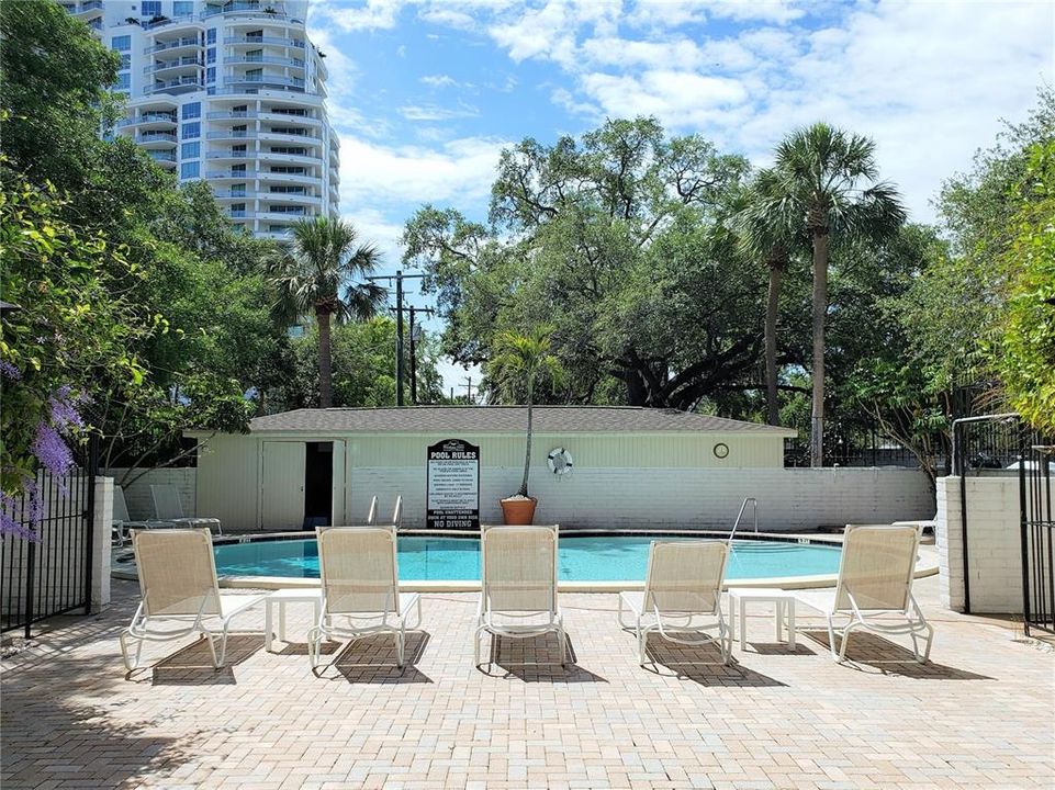 For Sale: $239,900 (1 beds, 1 baths, 728 Square Feet)