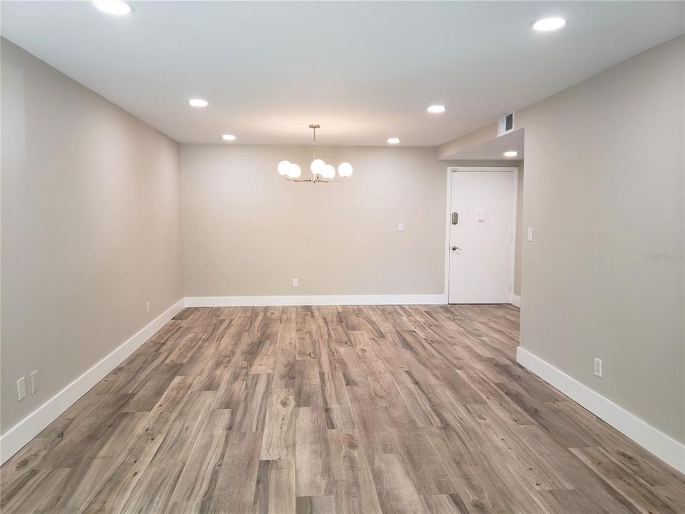 For Sale: $239,900 (1 beds, 1 baths, 728 Square Feet)