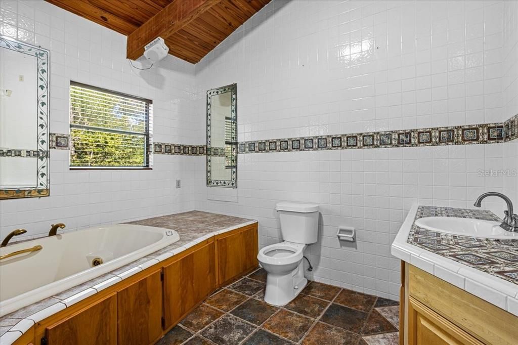 For Sale: $384,999 (3 beds, 2 baths, 1741 Square Feet)