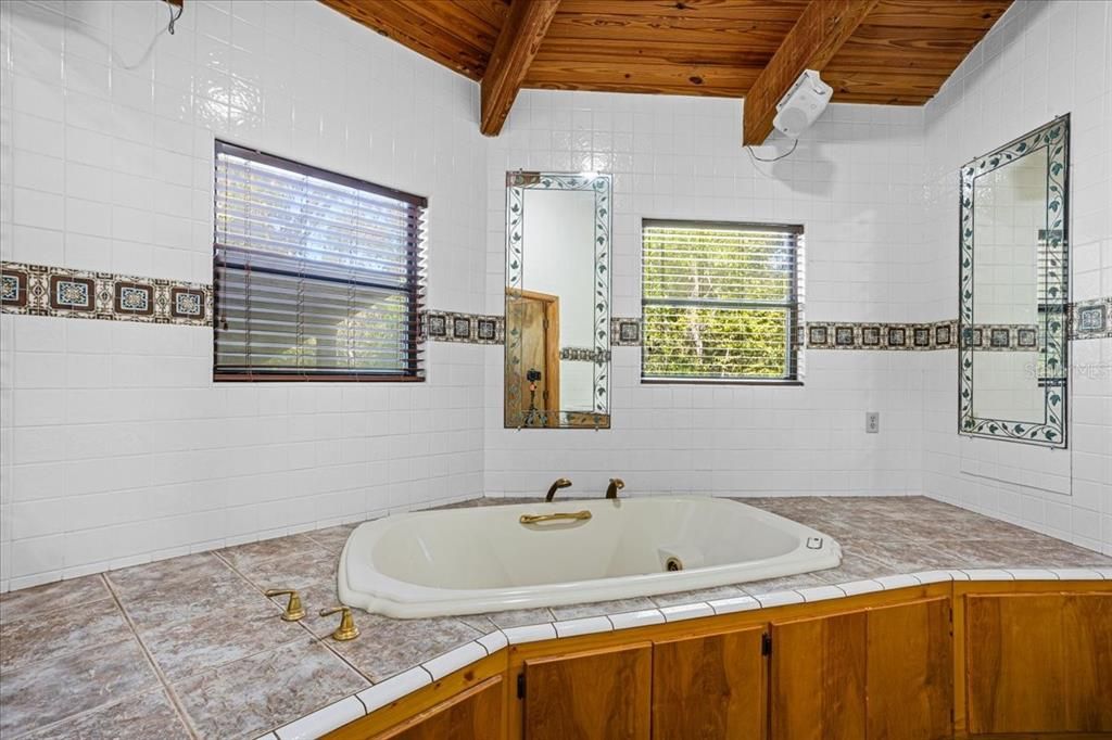 For Sale: $384,999 (3 beds, 2 baths, 1741 Square Feet)