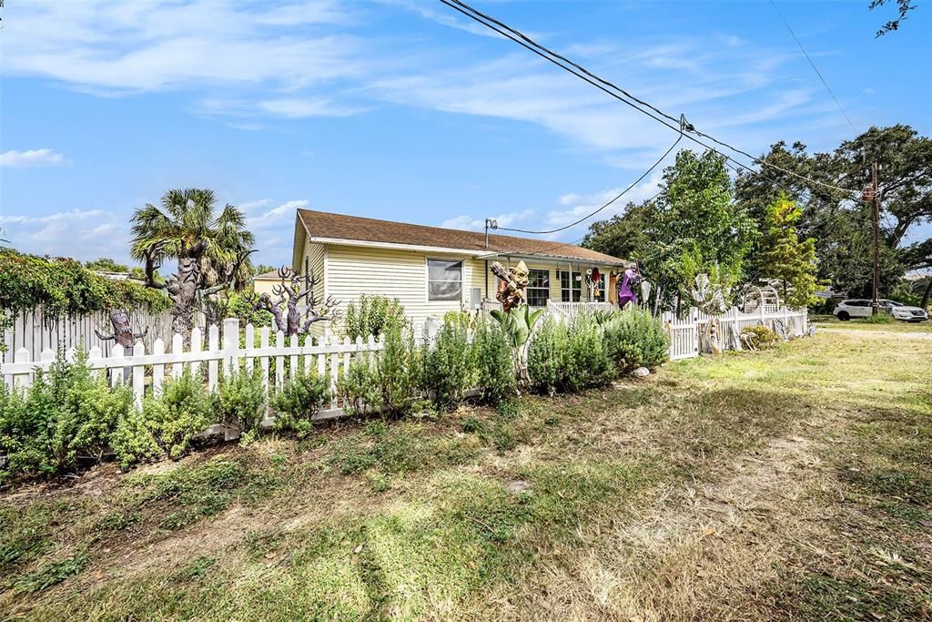 Active With Contract: $265,000 (3 beds, 2 baths, 1288 Square Feet)