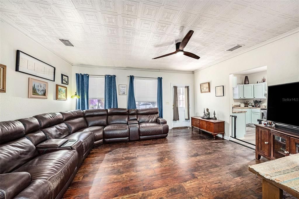 Active With Contract: $265,000 (3 beds, 2 baths, 1288 Square Feet)