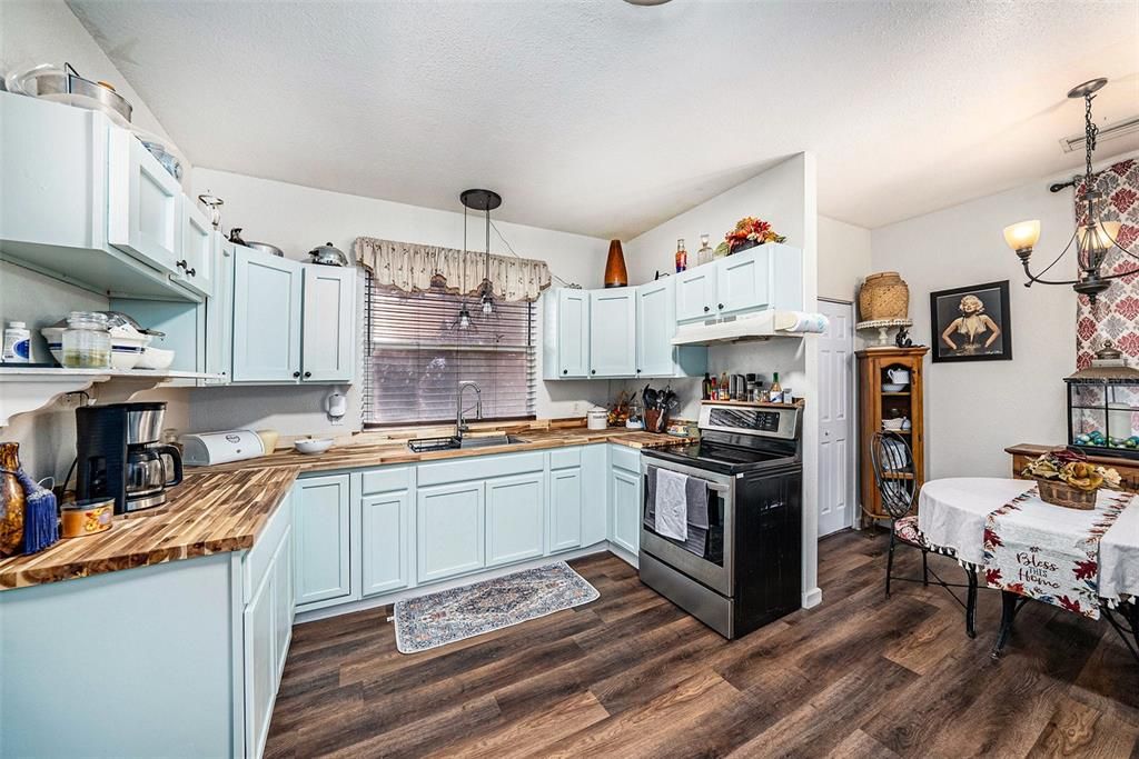 Active With Contract: $265,000 (3 beds, 2 baths, 1288 Square Feet)