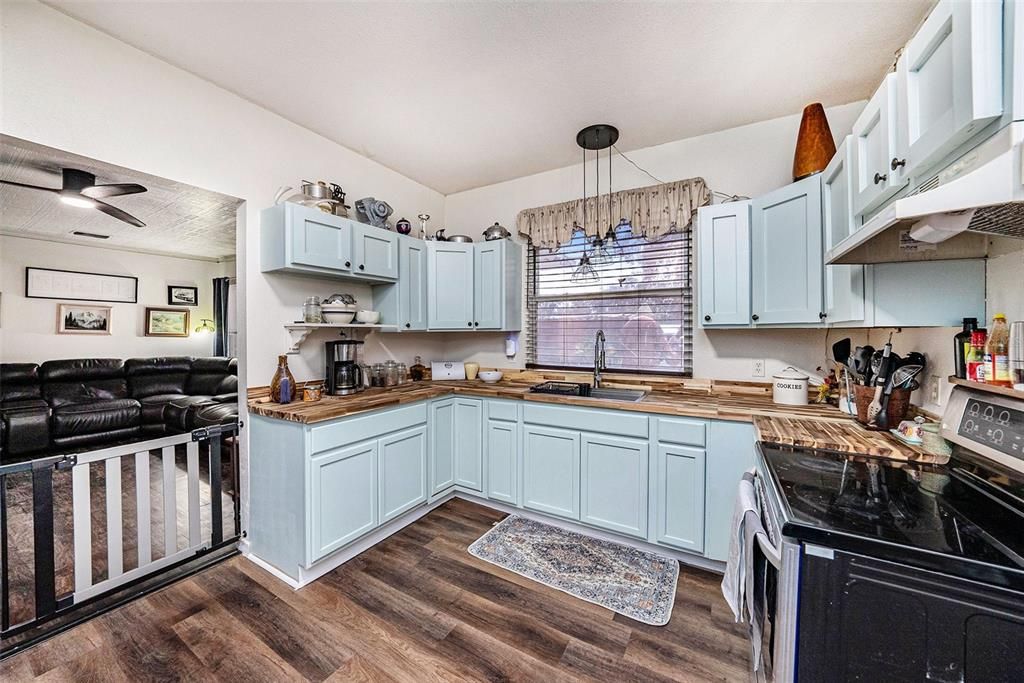 Active With Contract: $265,000 (3 beds, 2 baths, 1288 Square Feet)