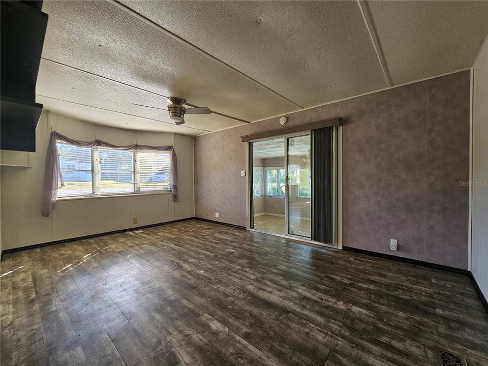 待售: $110,000 (2 贝兹, 1 浴室, 1258 平方英尺)