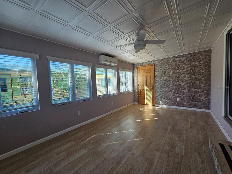 待售: $110,000 (2 贝兹, 1 浴室, 1258 平方英尺)