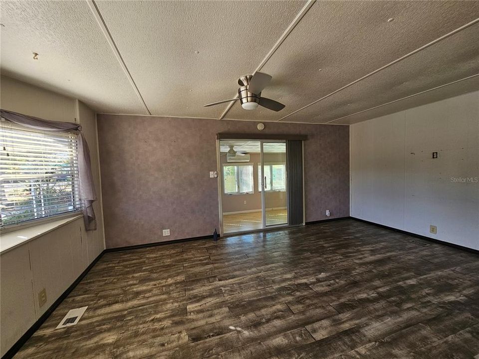 待售: $110,000 (2 贝兹, 1 浴室, 1258 平方英尺)