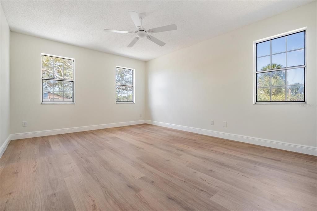 Active With Contract: $387,900 (3 beds, 2 baths, 1429 Square Feet)