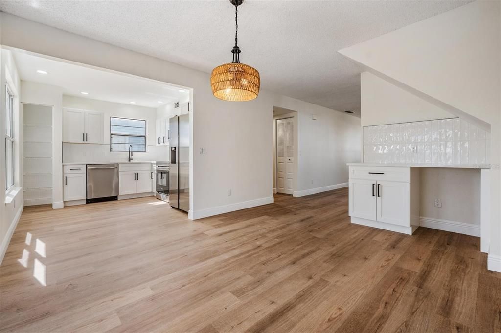 Active With Contract: $387,900 (3 beds, 2 baths, 1429 Square Feet)