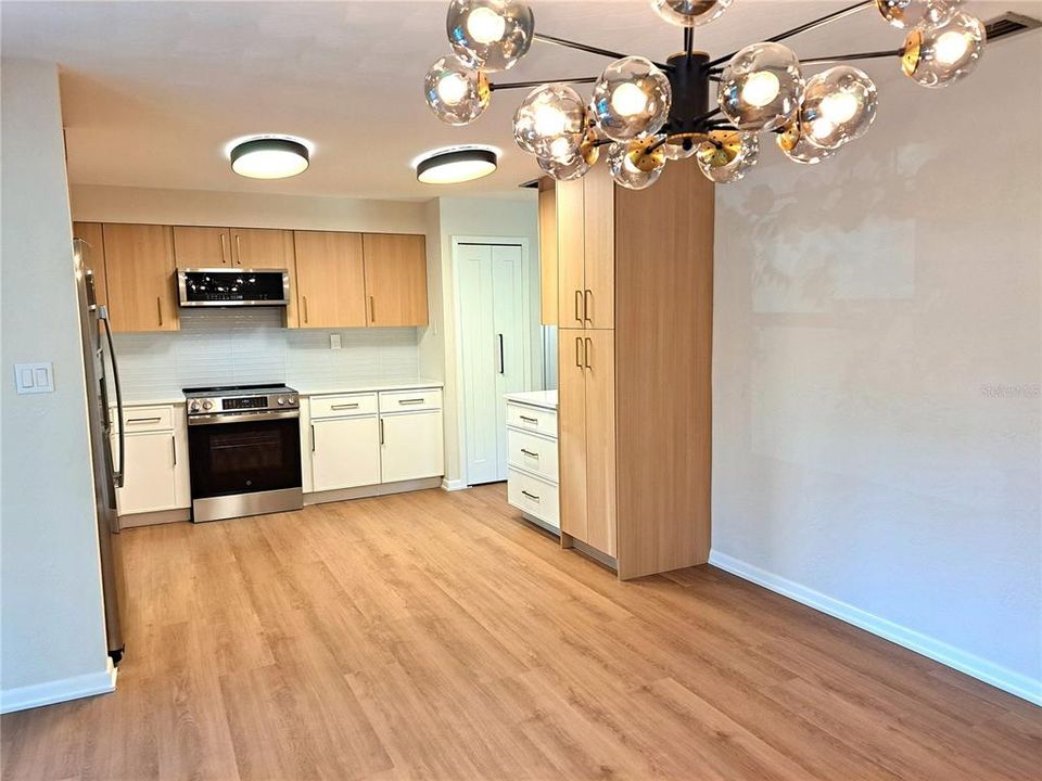 出租: $3,150 (3 贝兹, 2 浴室, 1408 平方英尺)