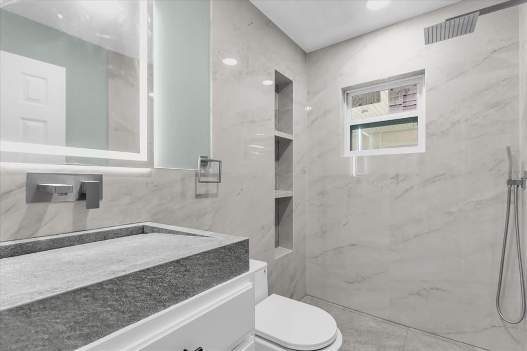 На продажу: $235,000 (2 спален, 1 ванн, 858 Квадратных фут)