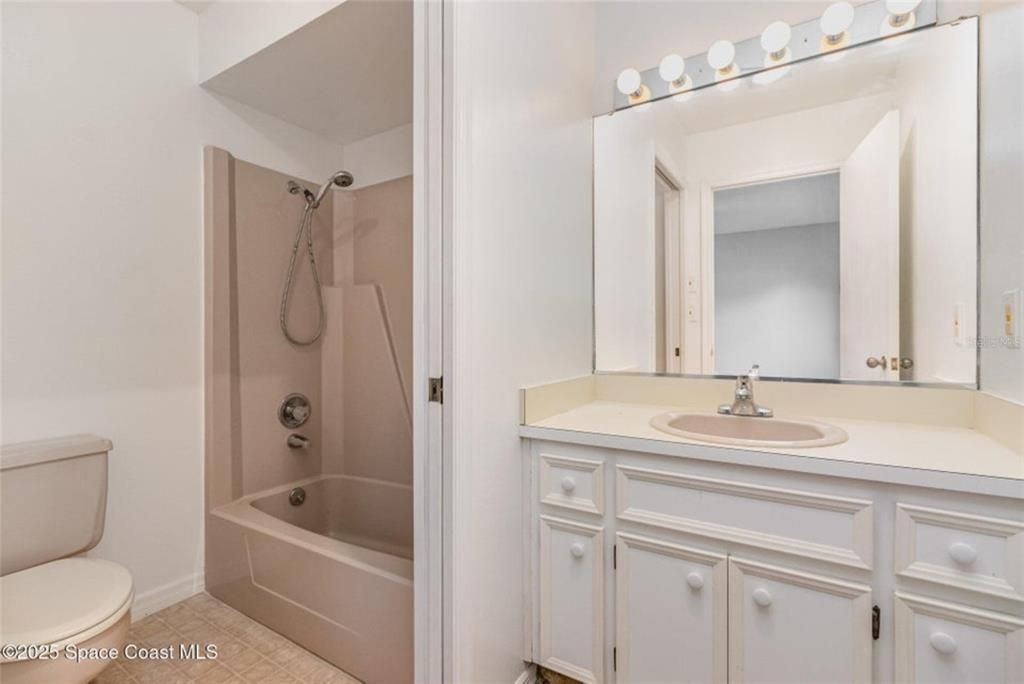 Active With Contract: $245,000 (2 beds, 2 baths, 1388 Square Feet)