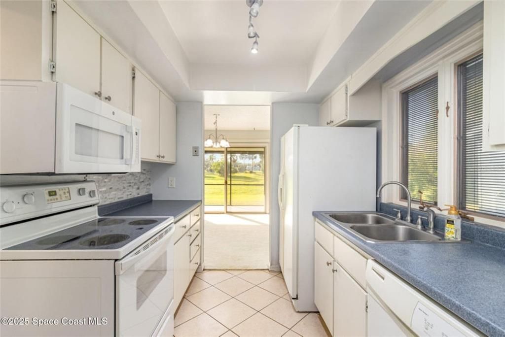 Active With Contract: $245,000 (2 beds, 2 baths, 1388 Square Feet)