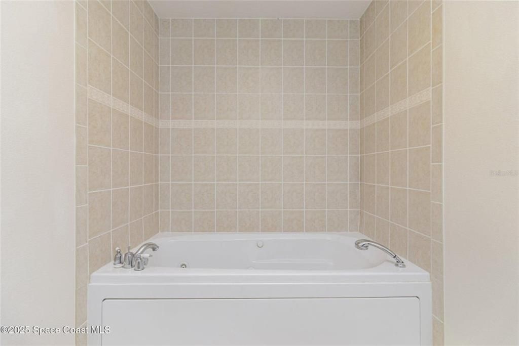 Active With Contract: $245,000 (2 beds, 2 baths, 1388 Square Feet)