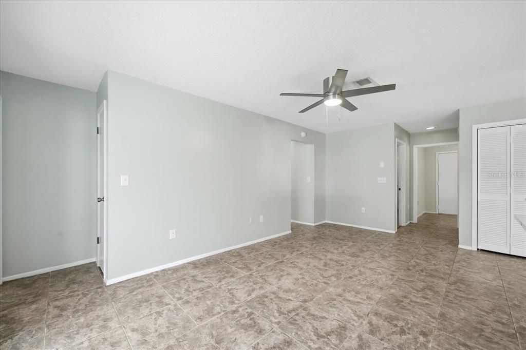 Activo con contrato: $335,000 (4 camas, 2 baños, 2128 Pies cuadrados)