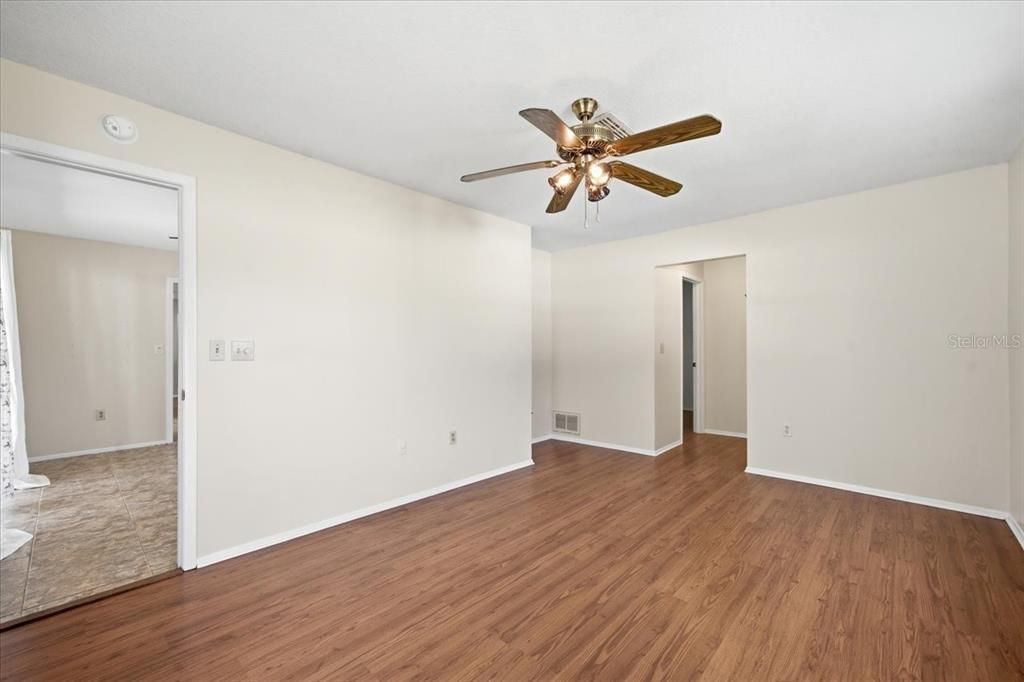 Activo con contrato: $335,000 (4 camas, 2 baños, 2128 Pies cuadrados)