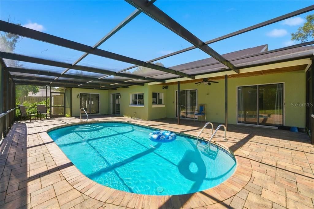 Activo con contrato: $335,000 (4 camas, 2 baños, 2128 Pies cuadrados)