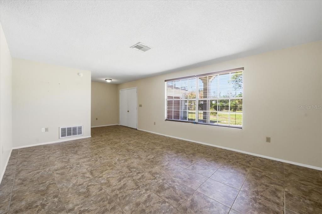 Activo con contrato: $335,000 (4 camas, 2 baños, 2128 Pies cuadrados)