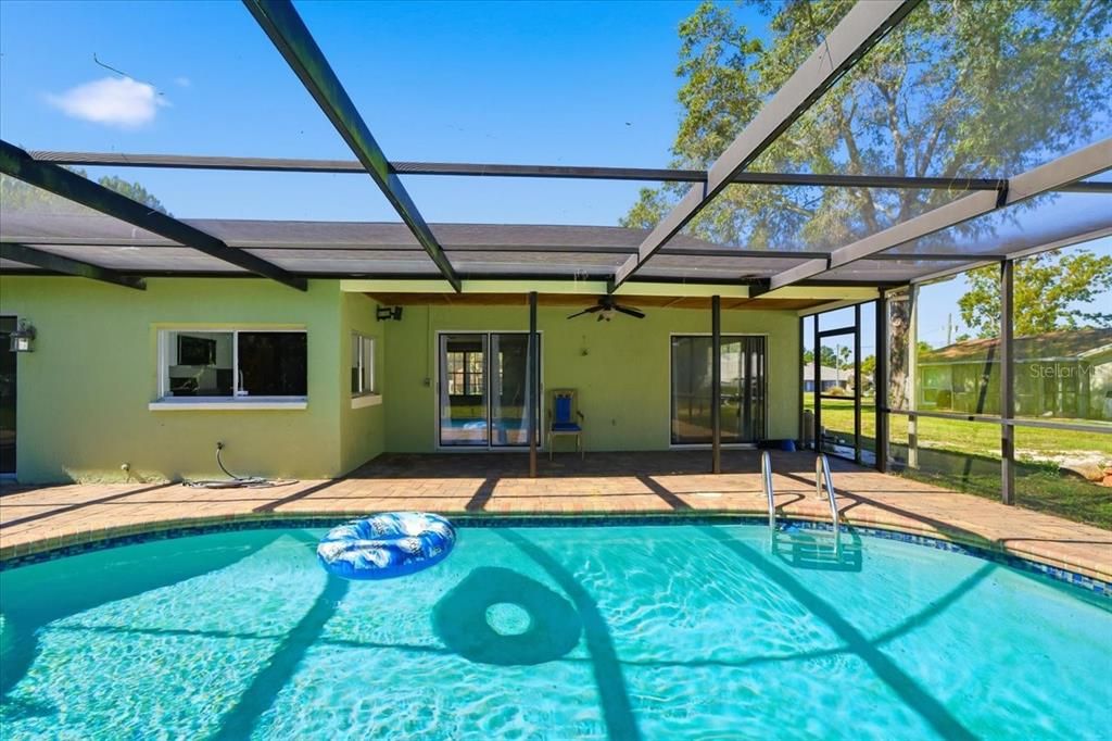 Activo con contrato: $335,000 (4 camas, 2 baños, 2128 Pies cuadrados)