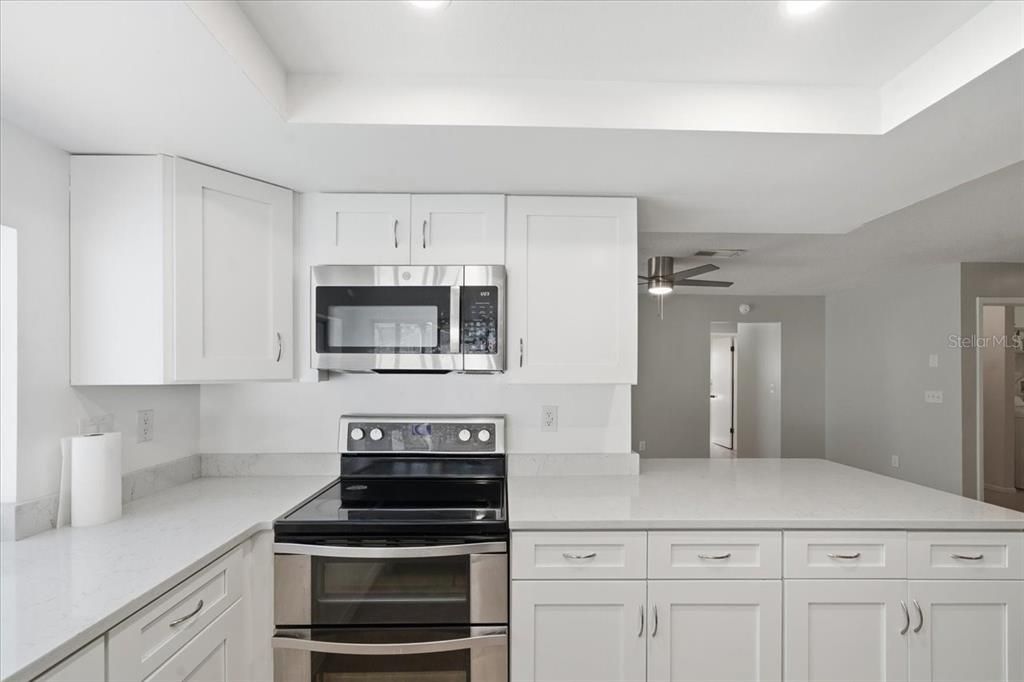 Activo con contrato: $335,000 (4 camas, 2 baños, 2128 Pies cuadrados)